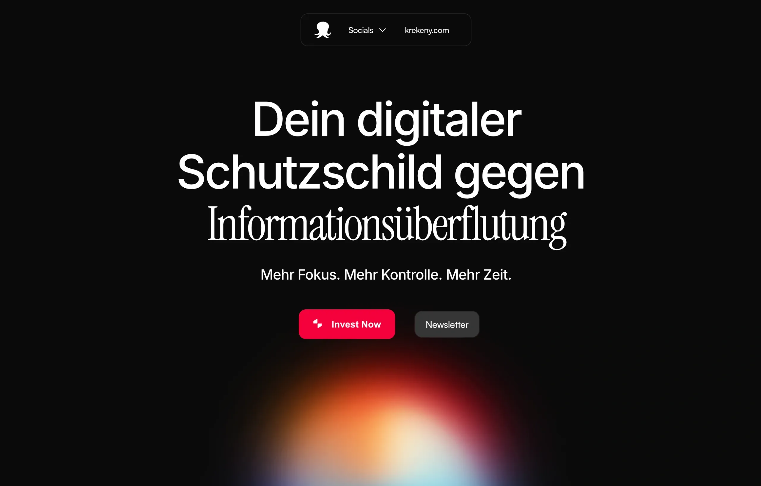 Screenshot einer Website auf schwarzem Hintergrund mit der zentralen weißen Überschrift „Dein digitaler Schutzschild gegen Informationsüberflutung“. Darunter steht der Slogan „Mehr Fokus. Mehr Kontrolle. Mehr Zeit.“ sowie zwei Schaltflächen: eine rote mit der Aufschrift "Invest Now" und eine graue für den „Newsletter“. Am oberen Rand befindet sich eine Navigationsleiste mit einem Oktopus-Logo und Links zu Social Media und krekeny.com.
